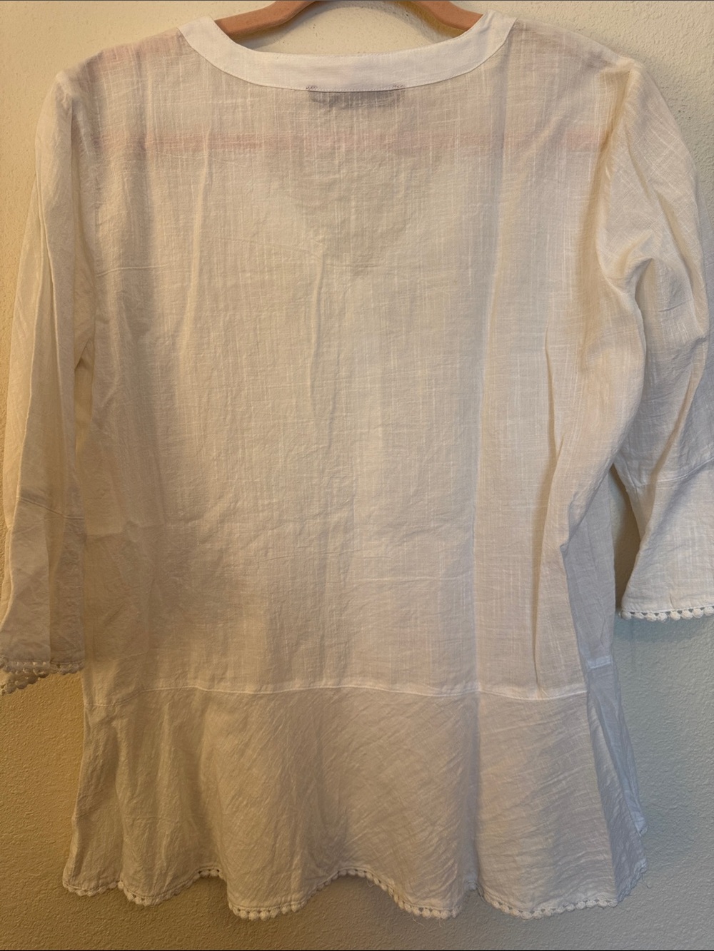 Women's White Button-Front V-Neck Peplum Shirt - Picture 4 of 5